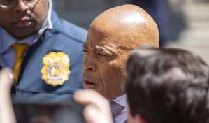 El alcalde Eric Adams señala que el 65 % de nuevos migrantes ya han dejado Nueva York