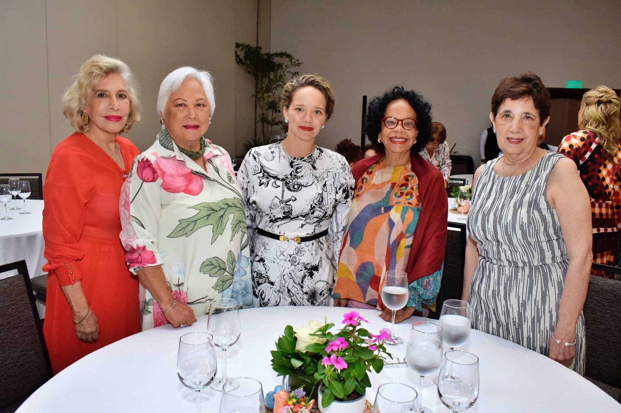 María Isabel Auffant, Mu-Yen Sang de Suárez, Lizzie Benson Fragio, Billie Domínguez de Benson y Nuris Columna.