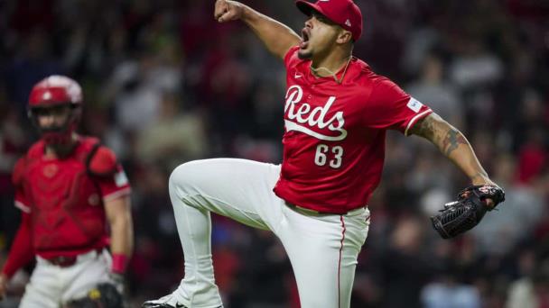 Santiago Espinal y Elly de la Cruz pegó tres hits con tres estafas