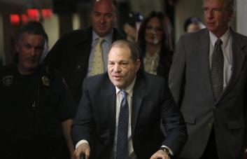 ¿Por qué se revocó la sentencia por violación de Harvey Weinstein en Nueva York?