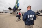 La mitad de los estadounidenses apoya la deportación masiva de migrantes, según un sondeo La mitad de los estadounidenses apoya la deportación masiva de migrantes, según un sondeo