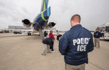 La mitad de los estadounidenses apoya la deportación masiva de migrantes, según un sondeo