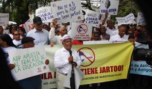 Padres protestan en la ADP por huelgas que afectan la docencia