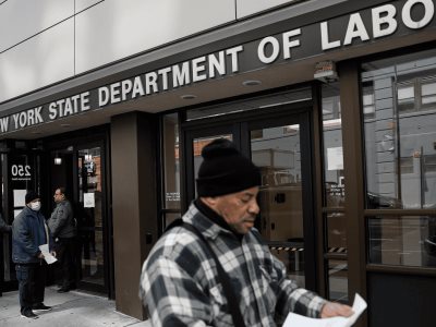 Menos estadounidenses solicitan el seguro por desempleo