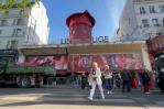 Las aspas del emblemático cabaré parisino Moulin Rouge se desploman Las aspas del emblemático cabaré parisino Moulin Rouge se desploman