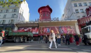 Las aspas del emblemático cabaré parisino Moulin Rouge se desploman