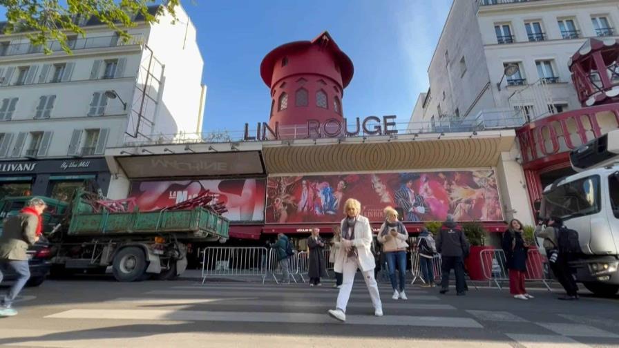 Las aspas del emblemático cabaré parisino Moulin Rouge se desploman
