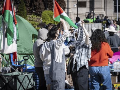 Estudiantes de Columbia colocan banderas de Israel