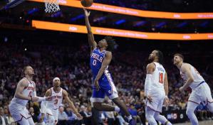 Embiid anota 50 puntos y los 76ers vencen a los Knicks, reducen la desventaja a 2-1