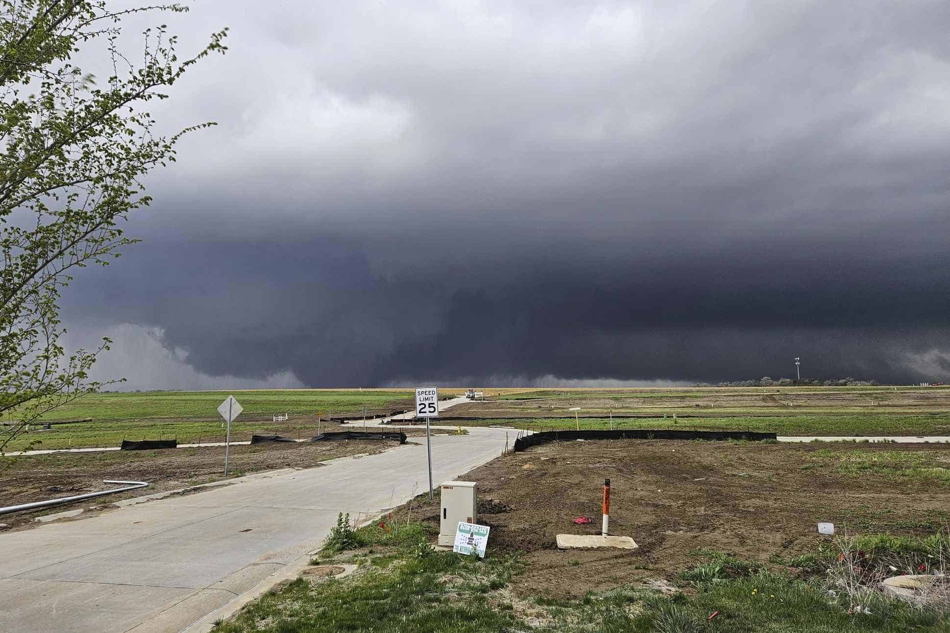 Pesadas nubes de tormenta aparecen mientras un tornado se mueve a través de los suburbios al noroeste de Omaha el viernes 26 de abril de 2024, visto desde Bennington, Nebraska.