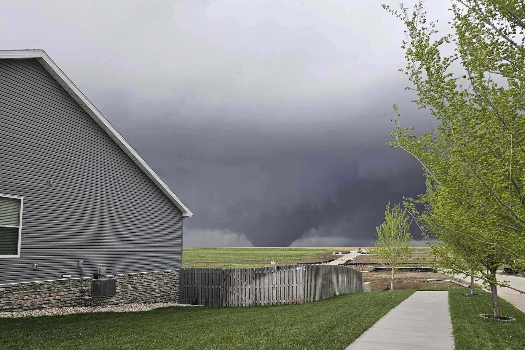 Un tornado se mueve a través de los suburbios al noroeste de Omaha el viernes 26 de abril de 2024, visto desde Bennington, Nebraska.