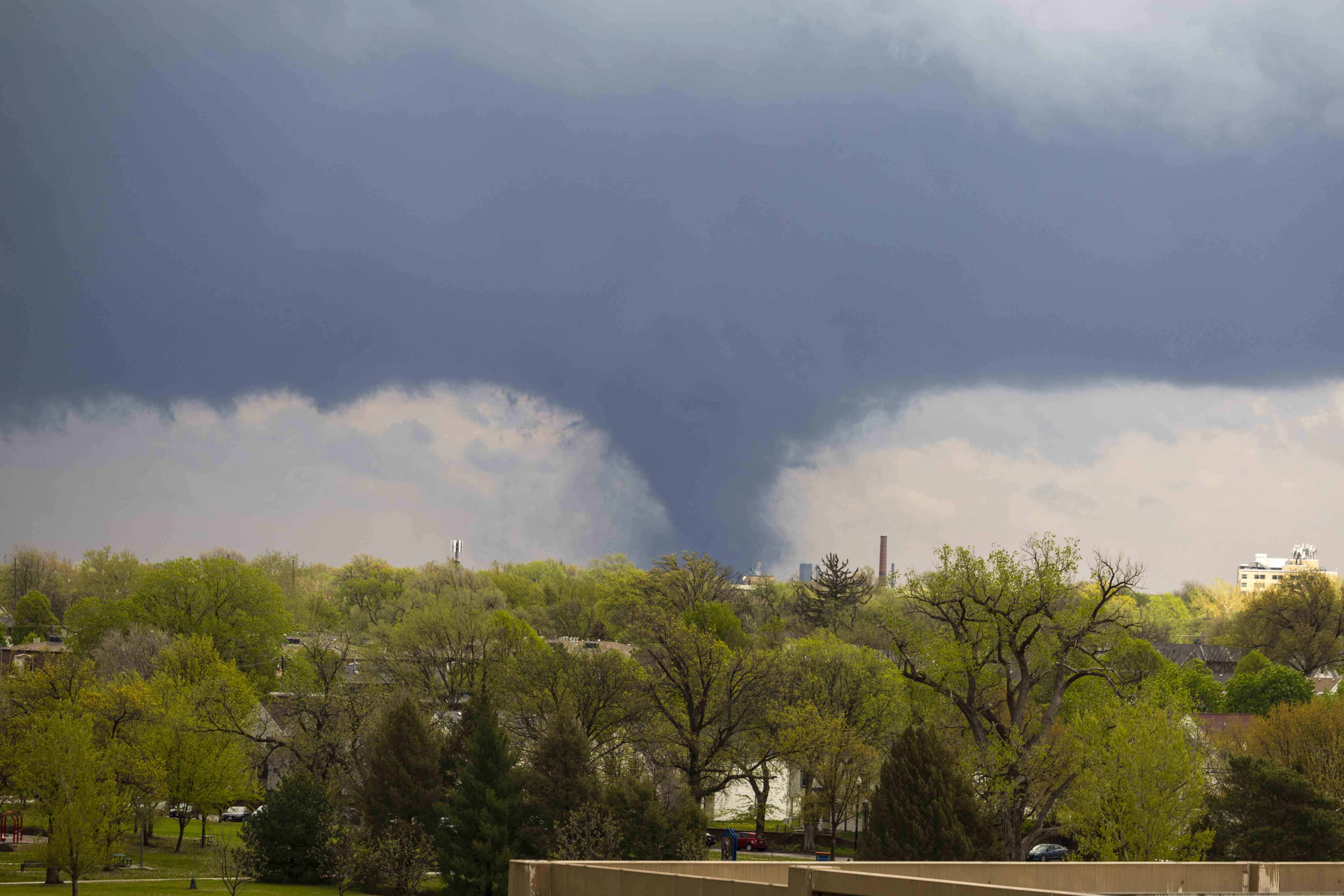 Una casa destruida se ve al noroeste de Omaha, Nebraska, después de que una tormenta azotara el área el viernes 26 de abril de 2024.Un tornado toca tierra el viernes 26 de abril de 2024 en Lincoln, Nebraska.