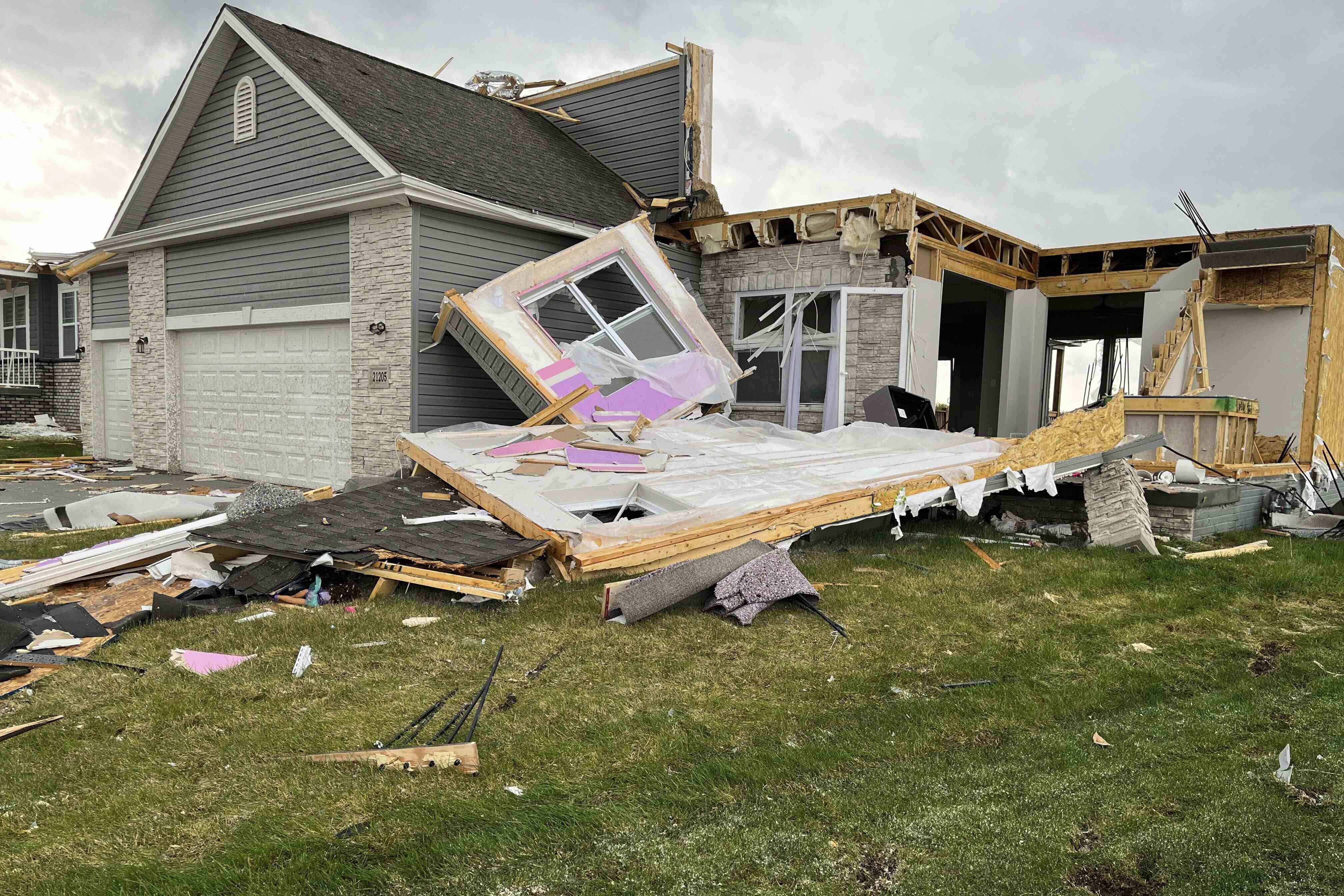 Una casa destruida se ve al noroeste de Omaha, Nebraska, después de que una tormenta azotara el área el viernes 26 de abril de 2024.