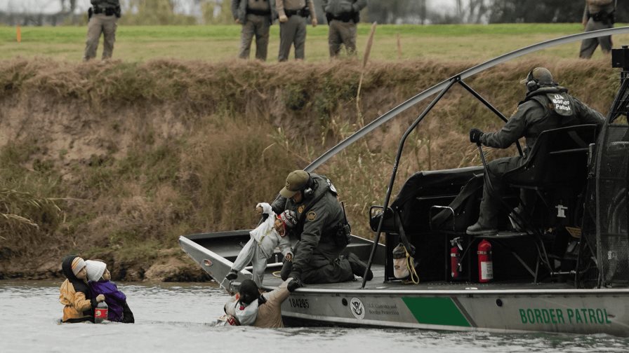 Guardia Costera de EE. UU. rescata a ocho niños migrantes abandonados en balsa en el río Grande