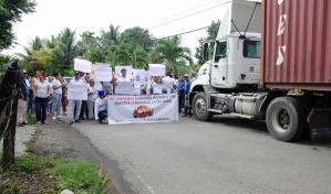 Bloquean el paso de camiones en comunidad de Santiago