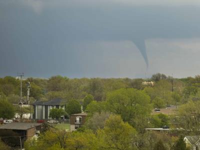 Tornado en Nebraska causa graves daños
