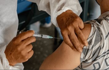 Indocumentados tuvieron la misma tasa de vacunación por covid-19 que resto de la población