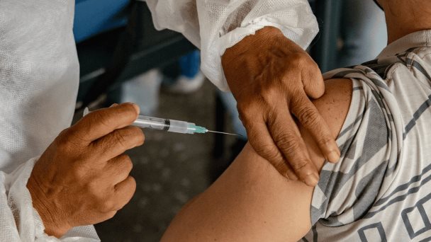 Indocumentados tuvieron la misma tasa de vacunación por covid-19 que resto de la población