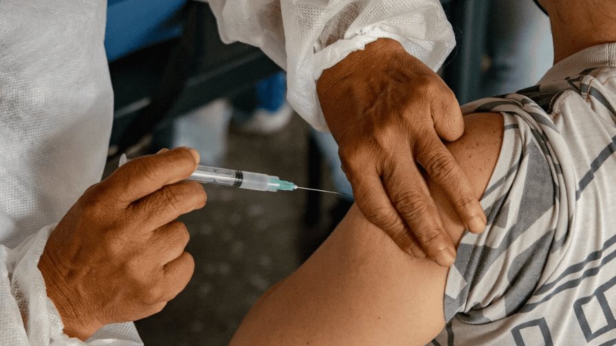 Indocumentados tuvieron la misma tasa de vacunación por covid-19 que resto de la población