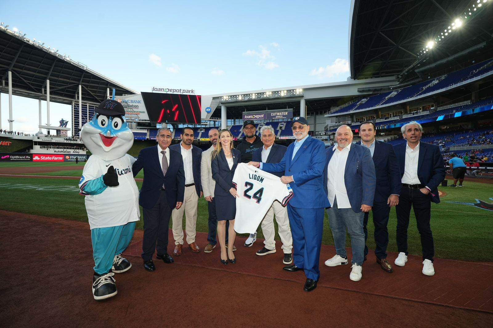 Directivos de la Lidom y los clubes presentes en Miami donde se firmó el acuerdo con el equipo de la MLB.