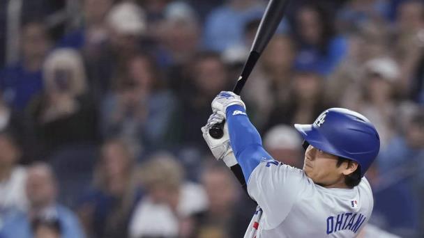 Ohtani responde a los abucheos en Toronto con un jonrón y Dodgers aplastan 12-2 a Azulejos