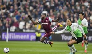 Liverpool empata en West Ham y el título de la Premier se le aleja