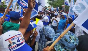 Choferes y amas de casa de Santo Domingo Norte se suman a la caravana en apoyo a Abinader