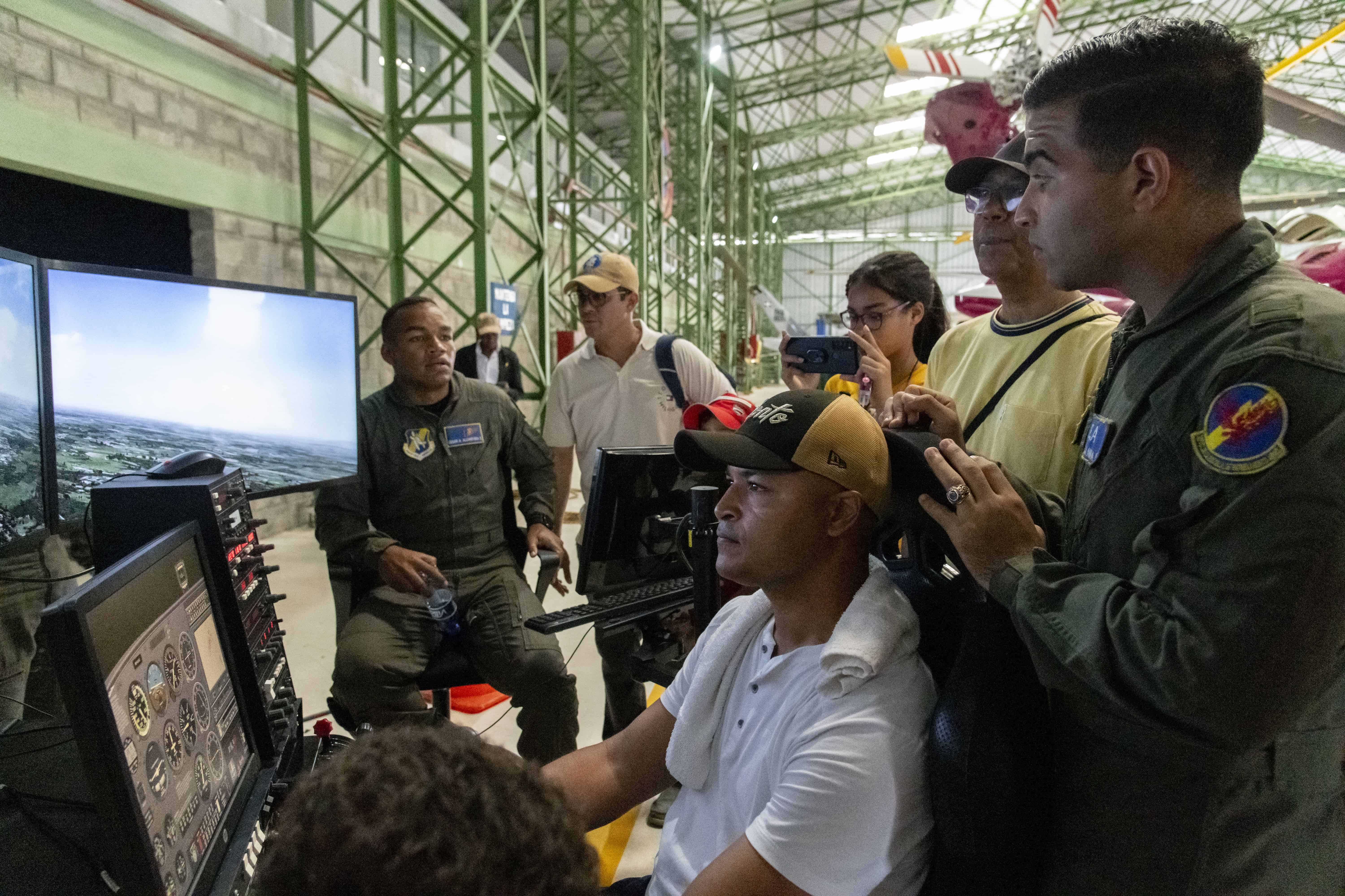 Uno de los simuladores de vuelo que pudo ser utilizado por el público asistente.