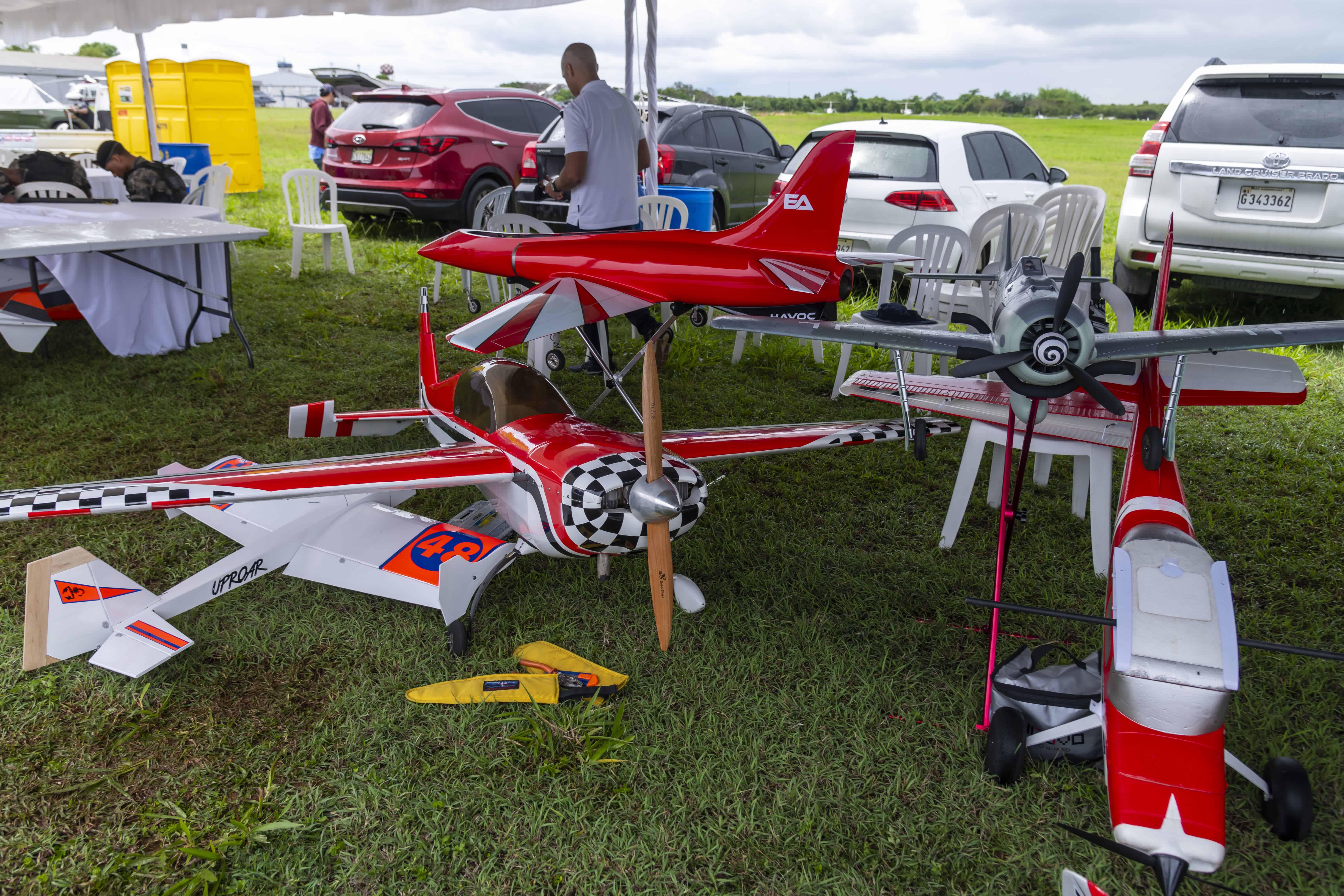 Parte de los equipos de los aviones a escala o RC (Radio controlados) para la exhibición en el show.