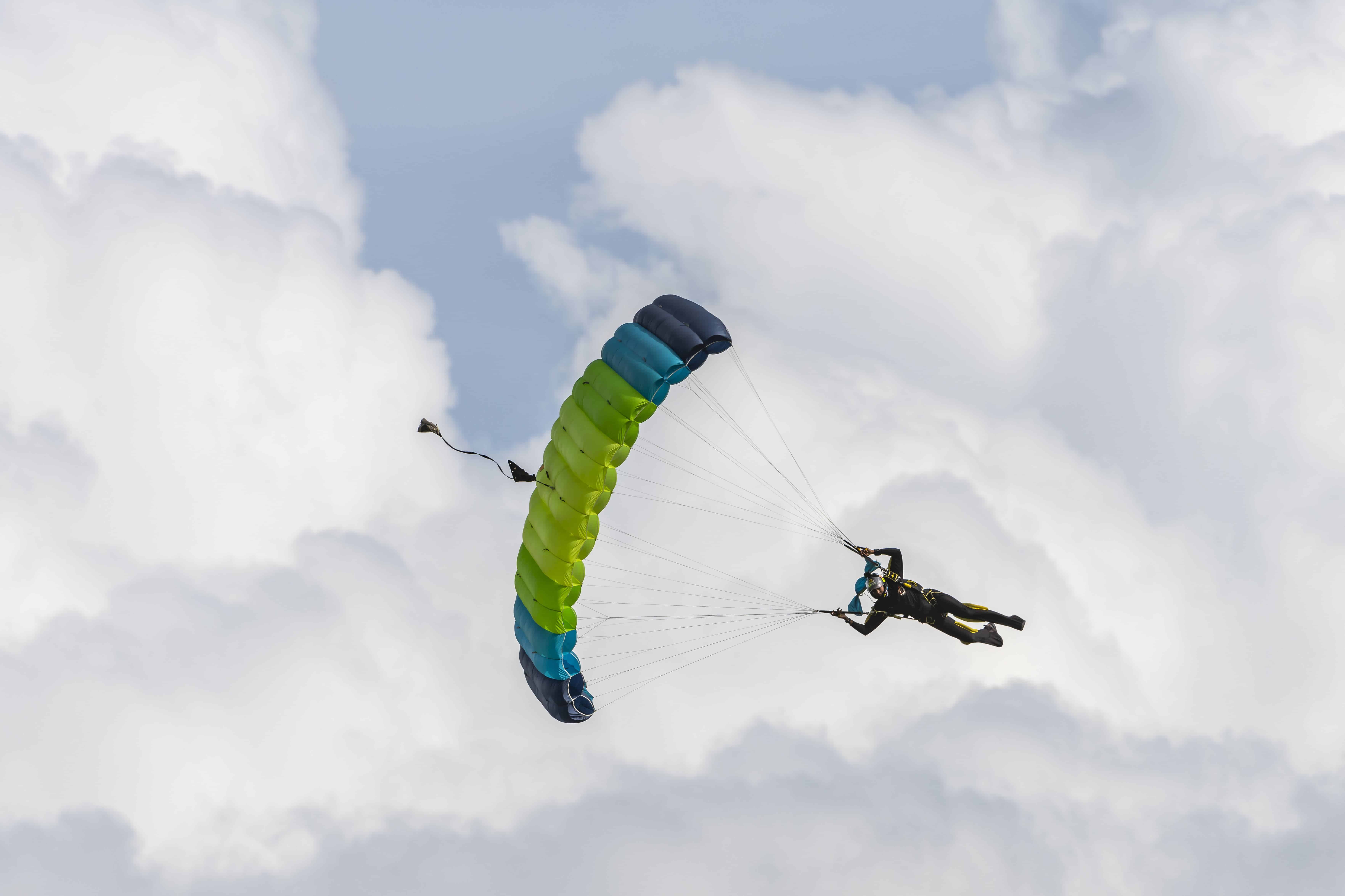 Algunos de los paracaidistas de la fuerza aérea haciendo gala de sus habilidades y valentía en el descenso.