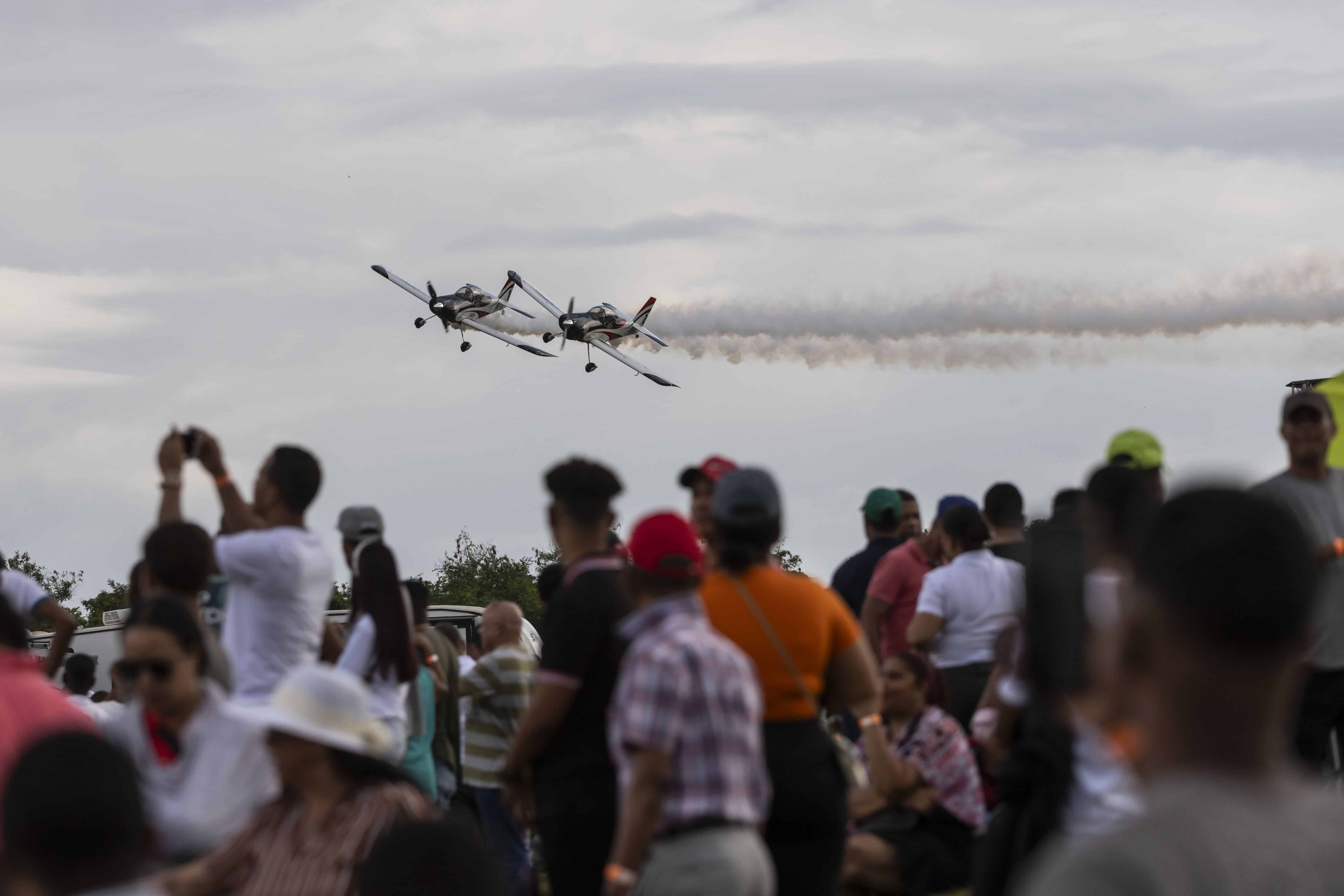 Los hermanos del Red Line Air Shows, Ken Rieder y Austin Rieder vuelan el RV-8 de Van. Avión biplaza en tándem el cual hizo pasadas espectaculares y algunas maniobras como loops, y el famoso ocho cubano, el doble rizo, o incluso hasta un corazón gigante.