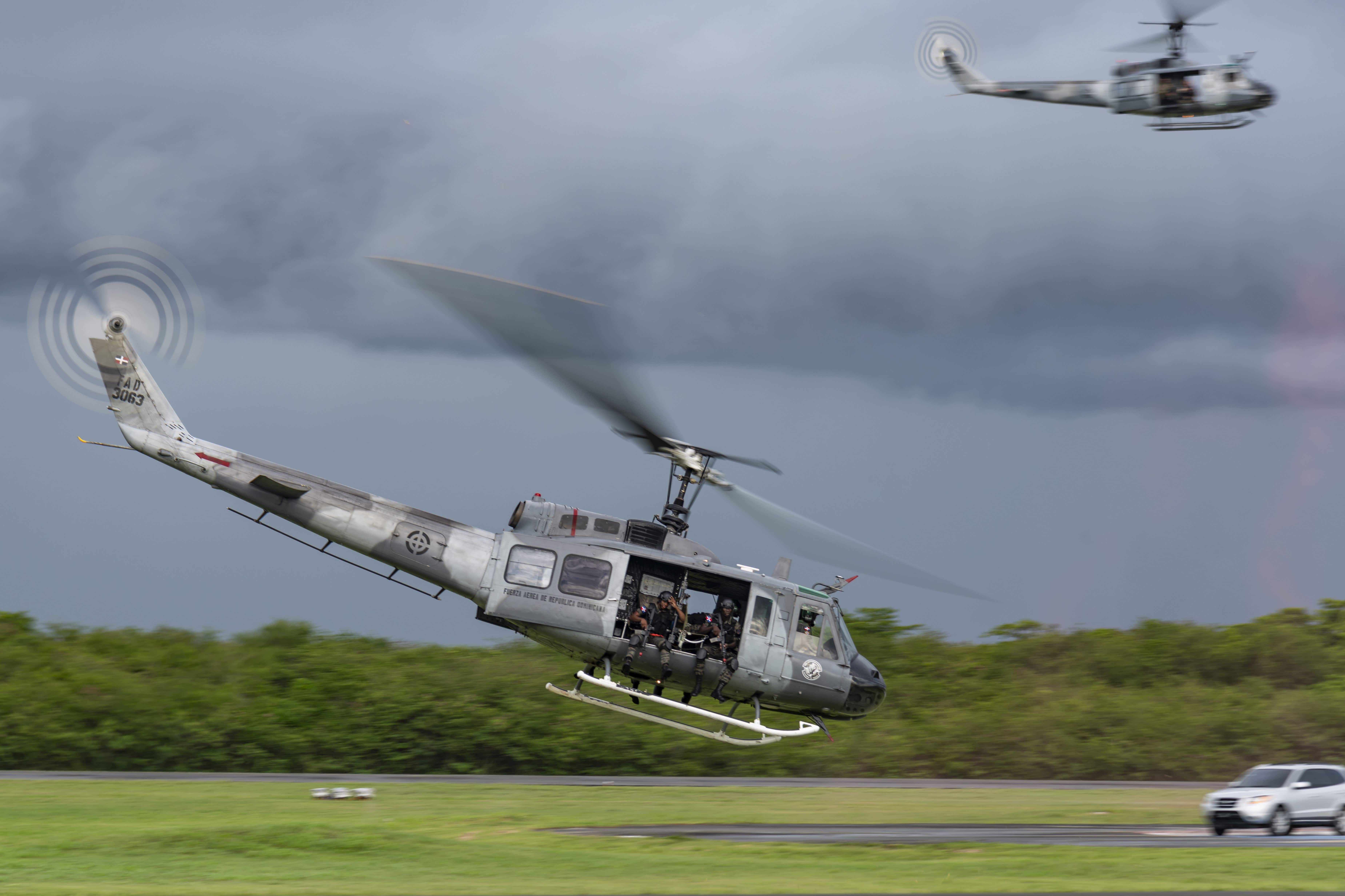 Una impactante exhibición de coordinación de asalto de tropas desembarcadas del helicóptero para interceptar una simulada situación de secuestro con rehenes, fue llevada a cabo con exactitud y pericia increíbles.