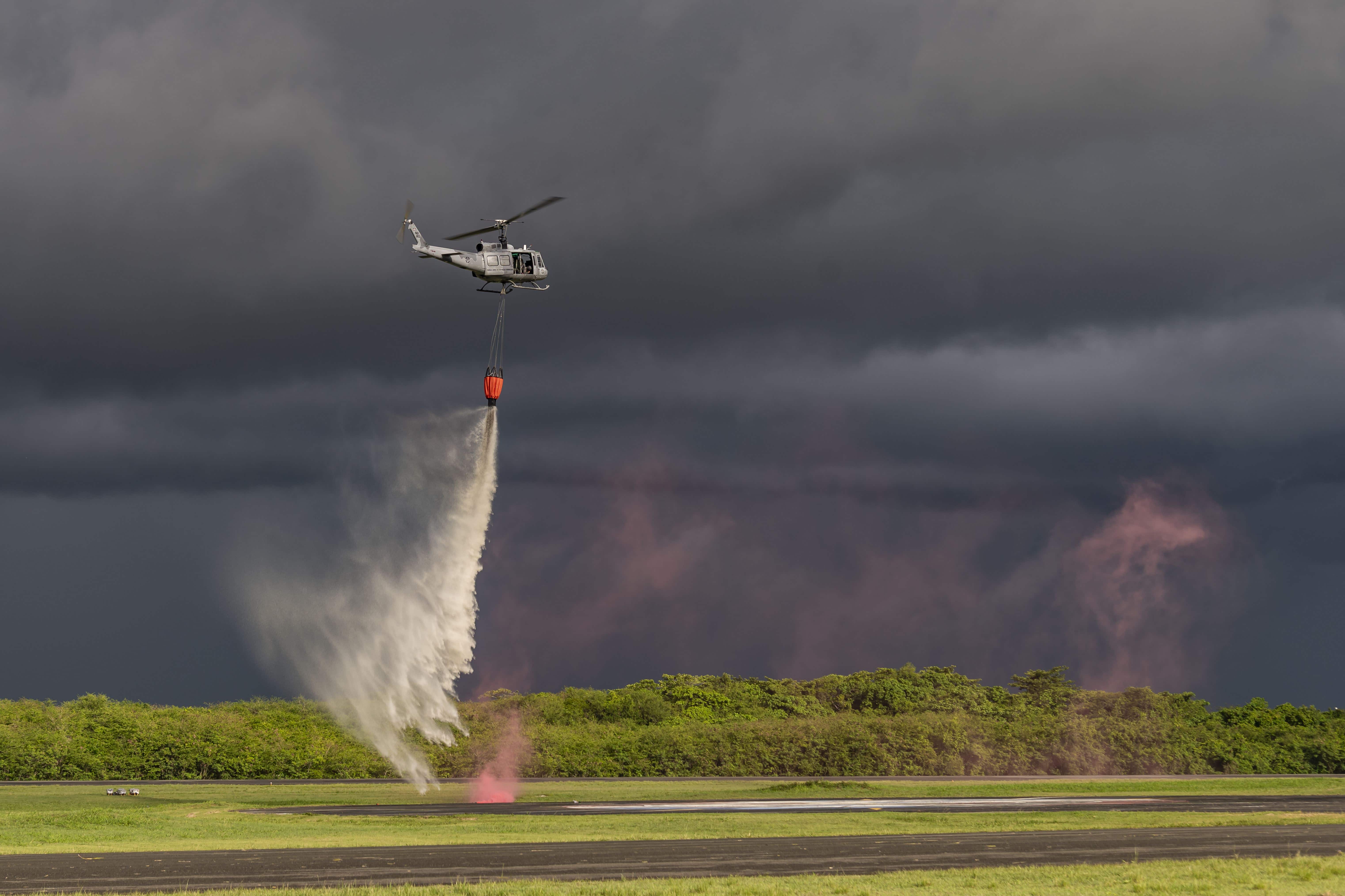 Otra de las exhibiciones del evento fue mostrar las capacidades operativas de la flota de helicópteros Bell Huey UH-1H apagando el fuego.