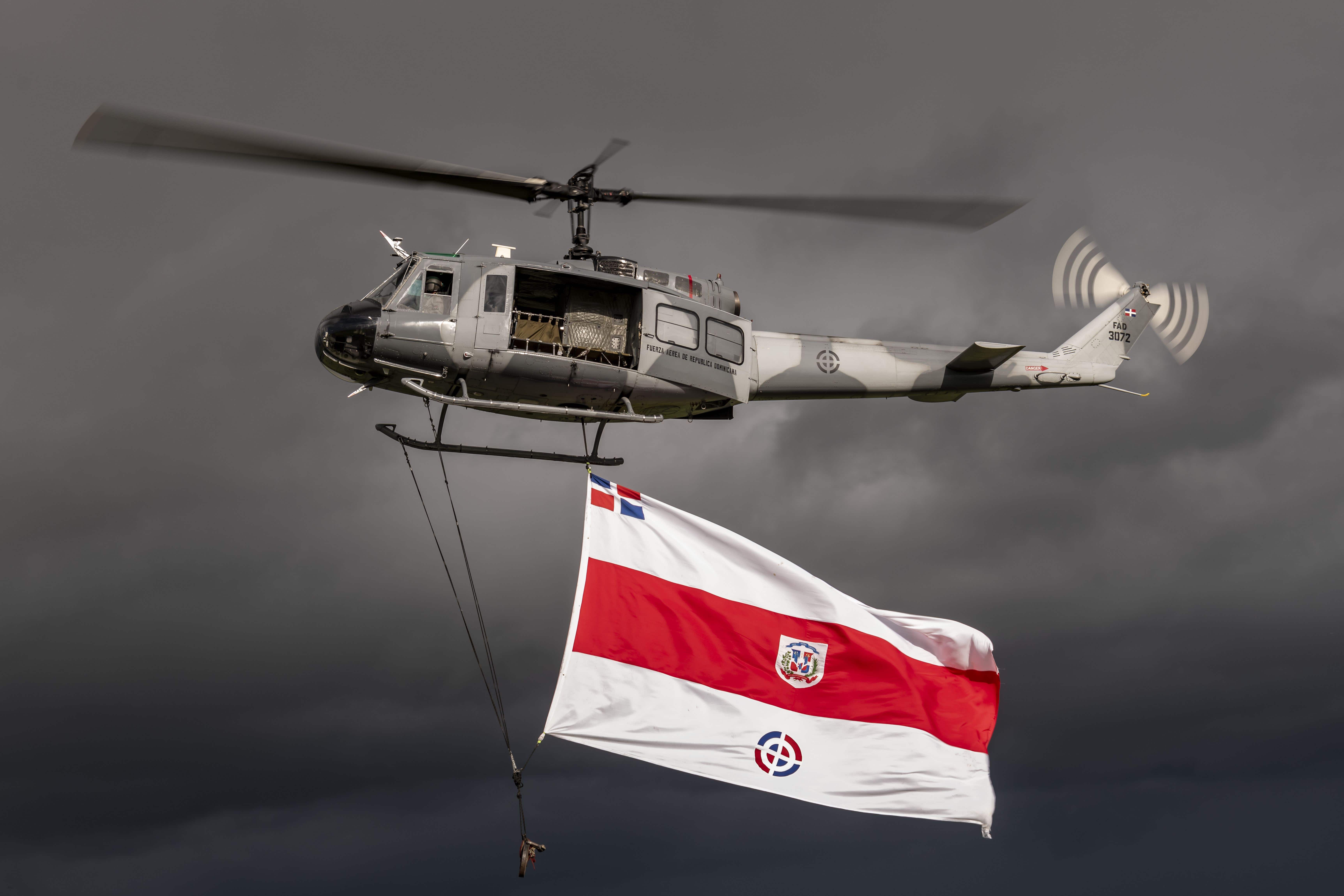 Unos de los helicópteros Bell Huey exhibe el estandarte de las Fuerza Aérea de la República Dominicana.