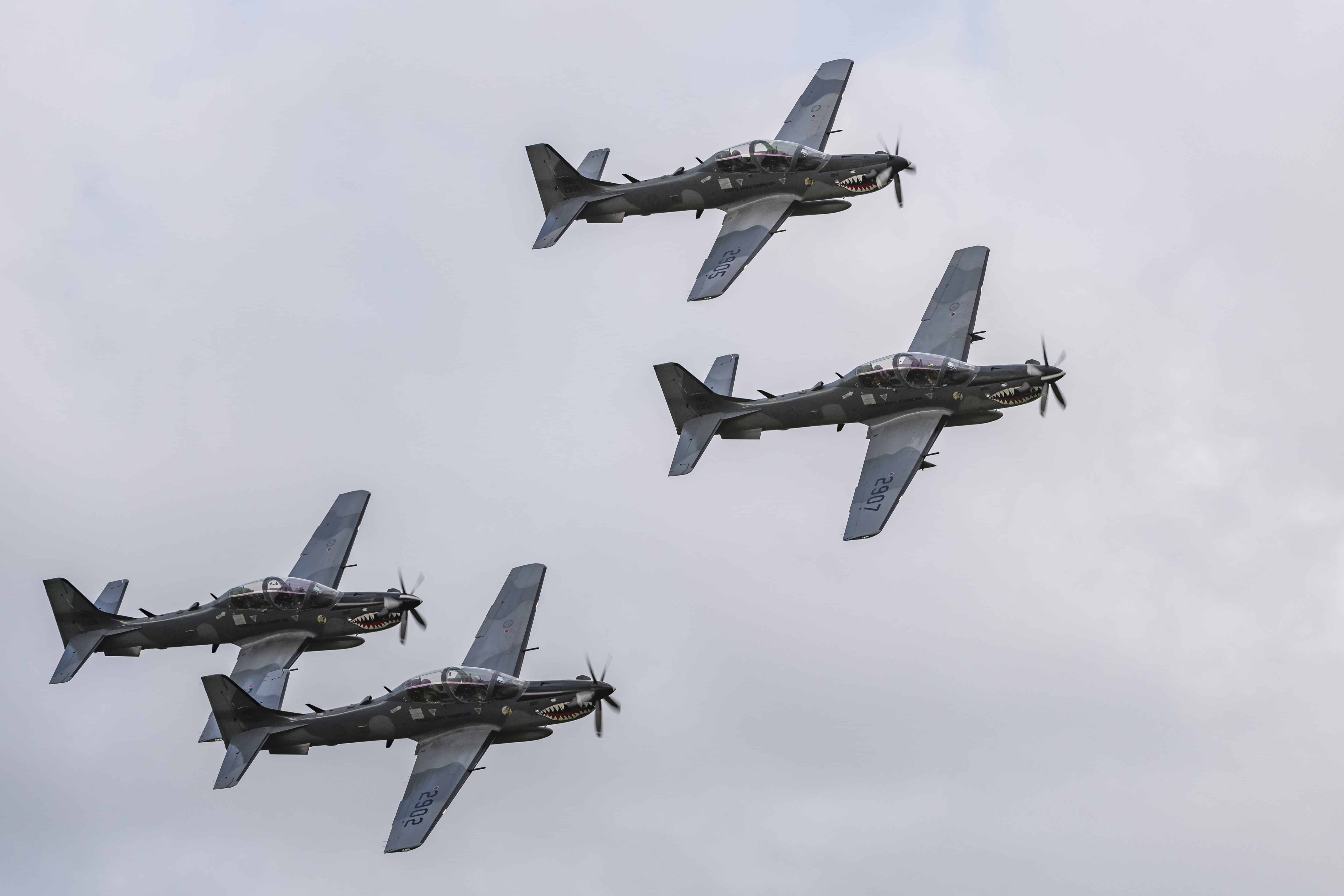 Formación de diamante de los Super Tucanos en vuelo a baja cota y baja velocidad para despedirse del público.