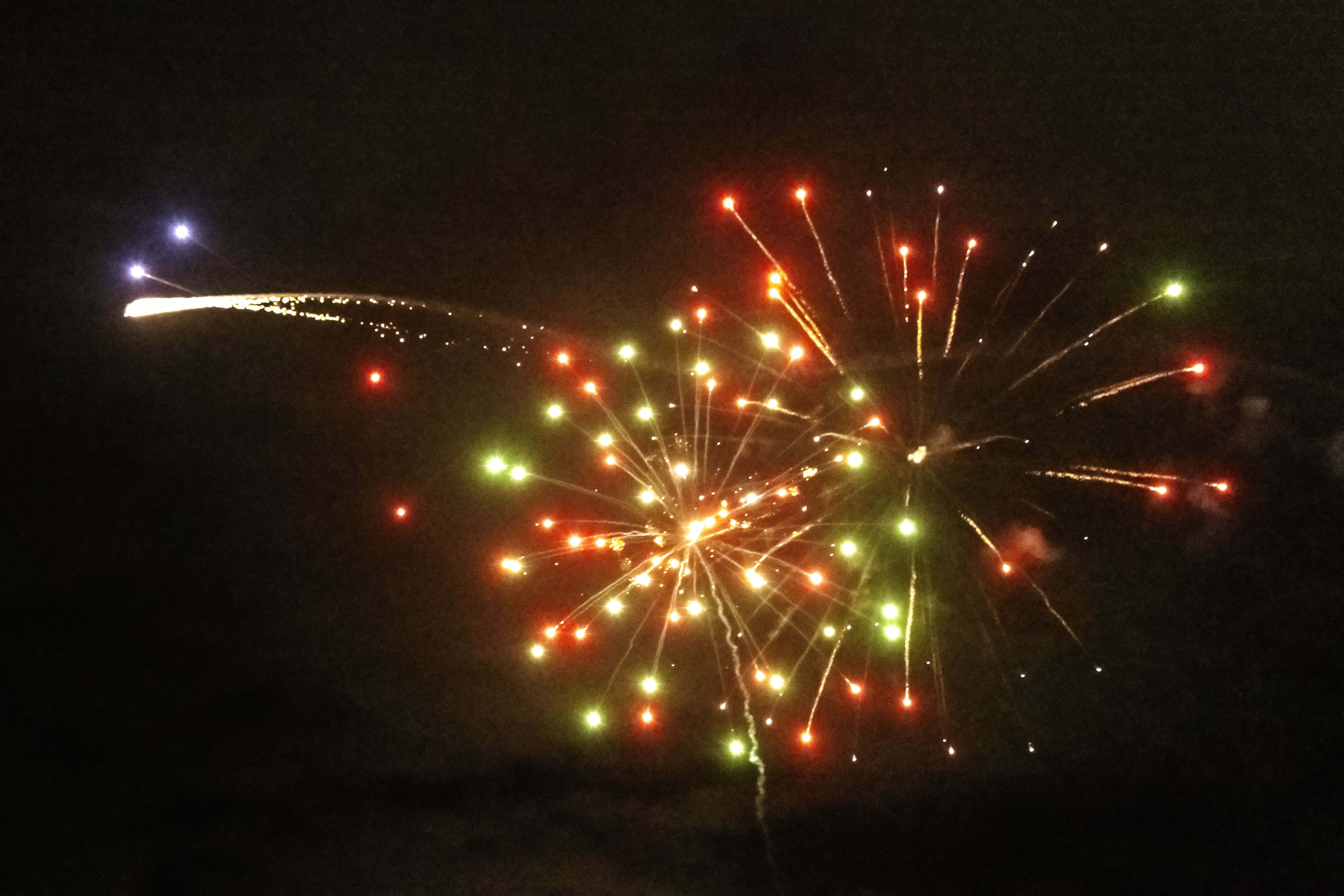 La despedida del show, con una exhibición espectacular de acrobacias aéreas con fuegos artificiales montadas en el avión del equipo Acrobático Red Line Airshow.