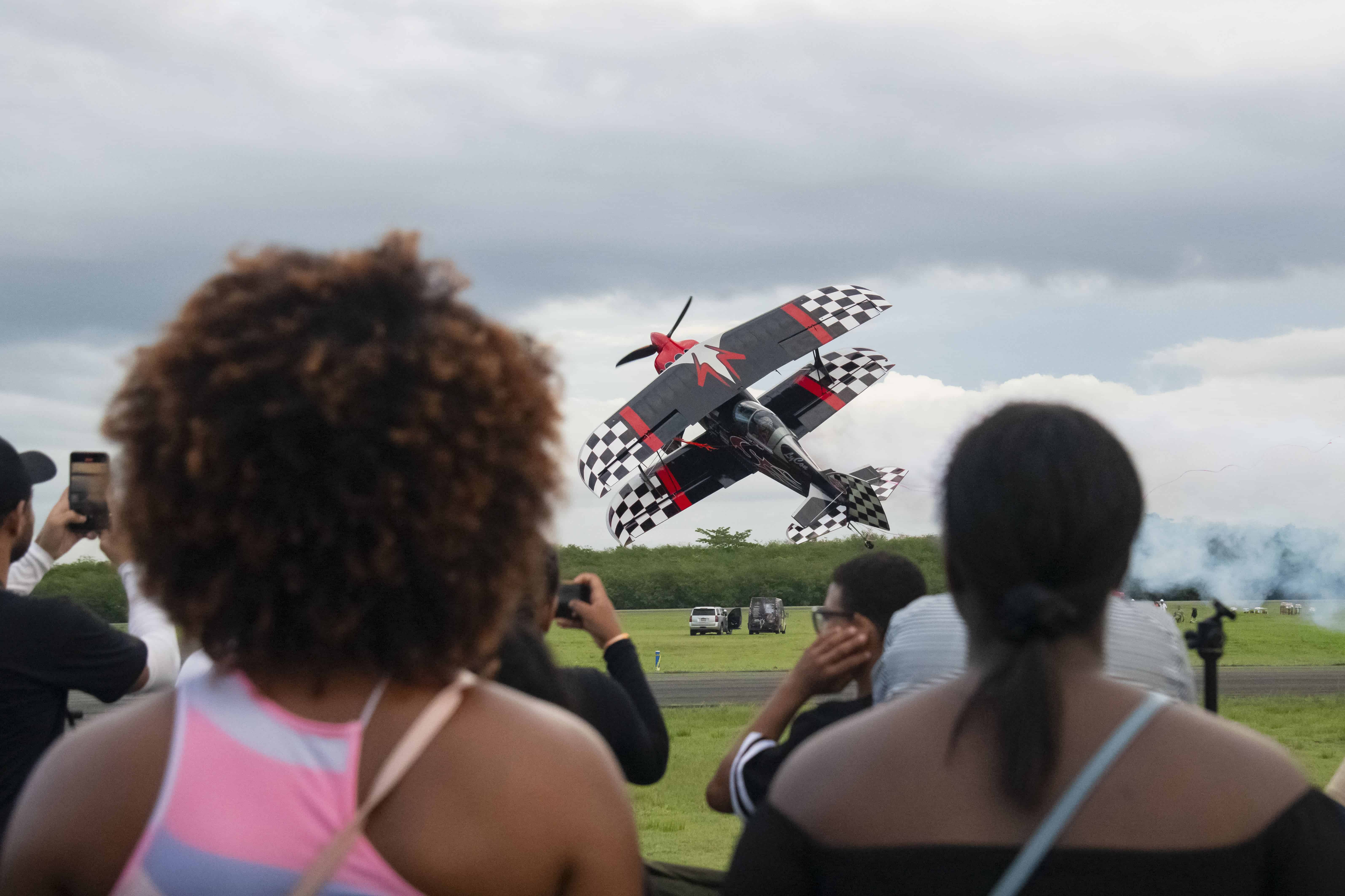 Skip Stewart en su vuelo al ras del suelo enloqueció de gritos y aplausos al público.