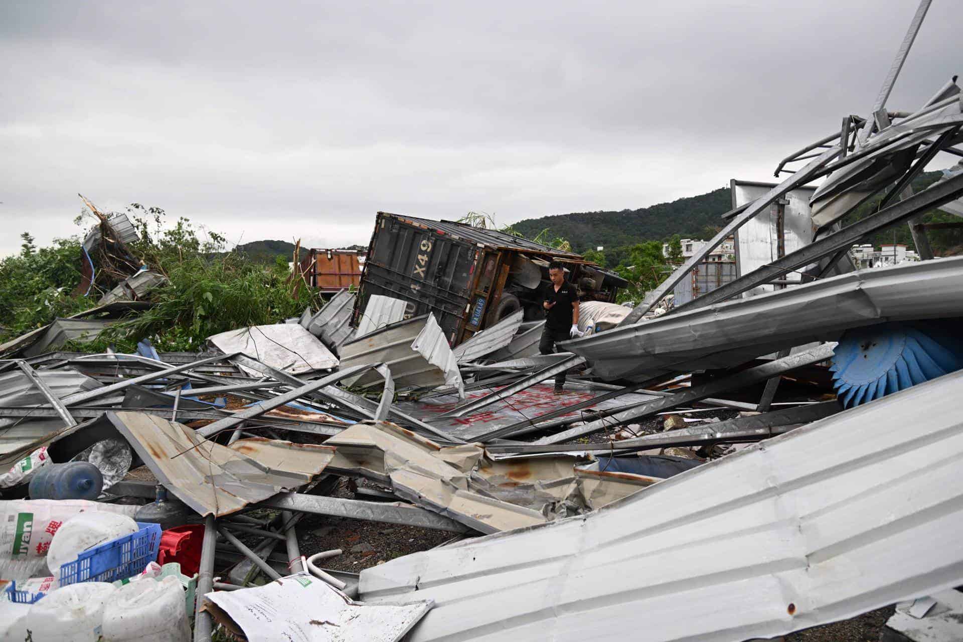 Desperfectos provocados por el paso del tornado 