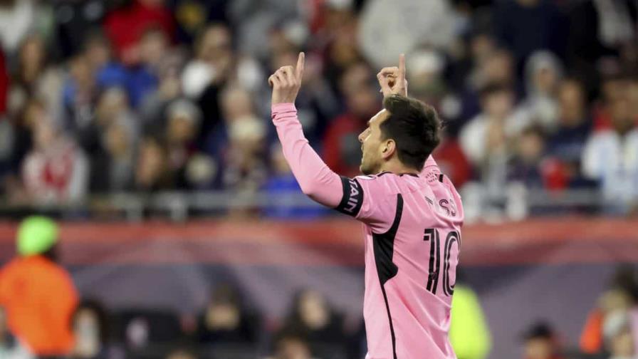 Messi anota un doblete en triunfo del Inter Miami ante el Revolution en un abarrotado estadio
