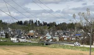 Residentes inician retiro de escombros tras paso de tornados en Nebraska e Iowa