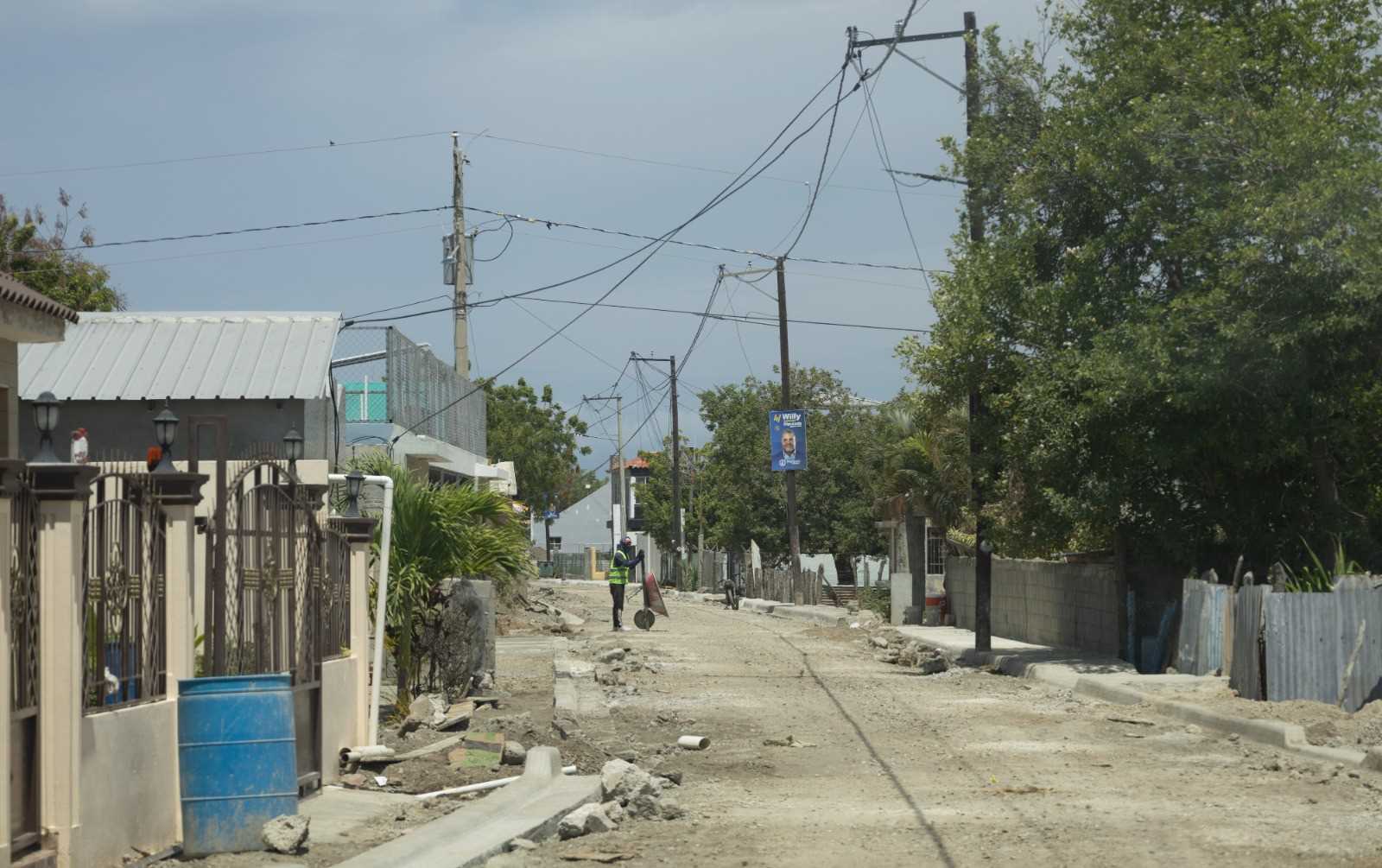 En la comunidad es notable la presencia de maquinaria y hombres trabajando en el asfaltado de las calles, así como la construcción de aceras y contenes. 