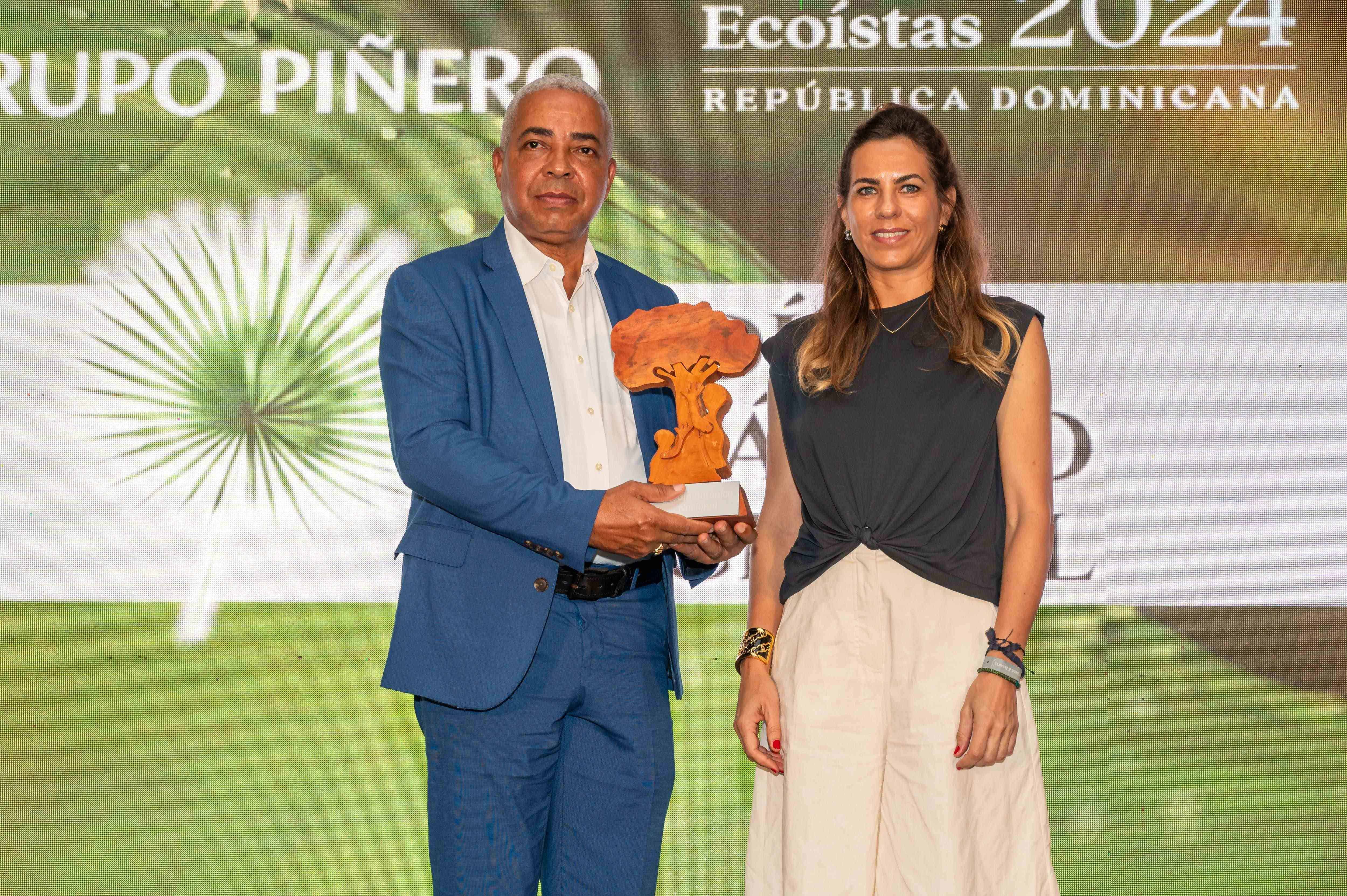 Ing. Pedro Suárez del Jardín Botánico Nacional  recibe el premio Los +Ecoístas República Dominicana.