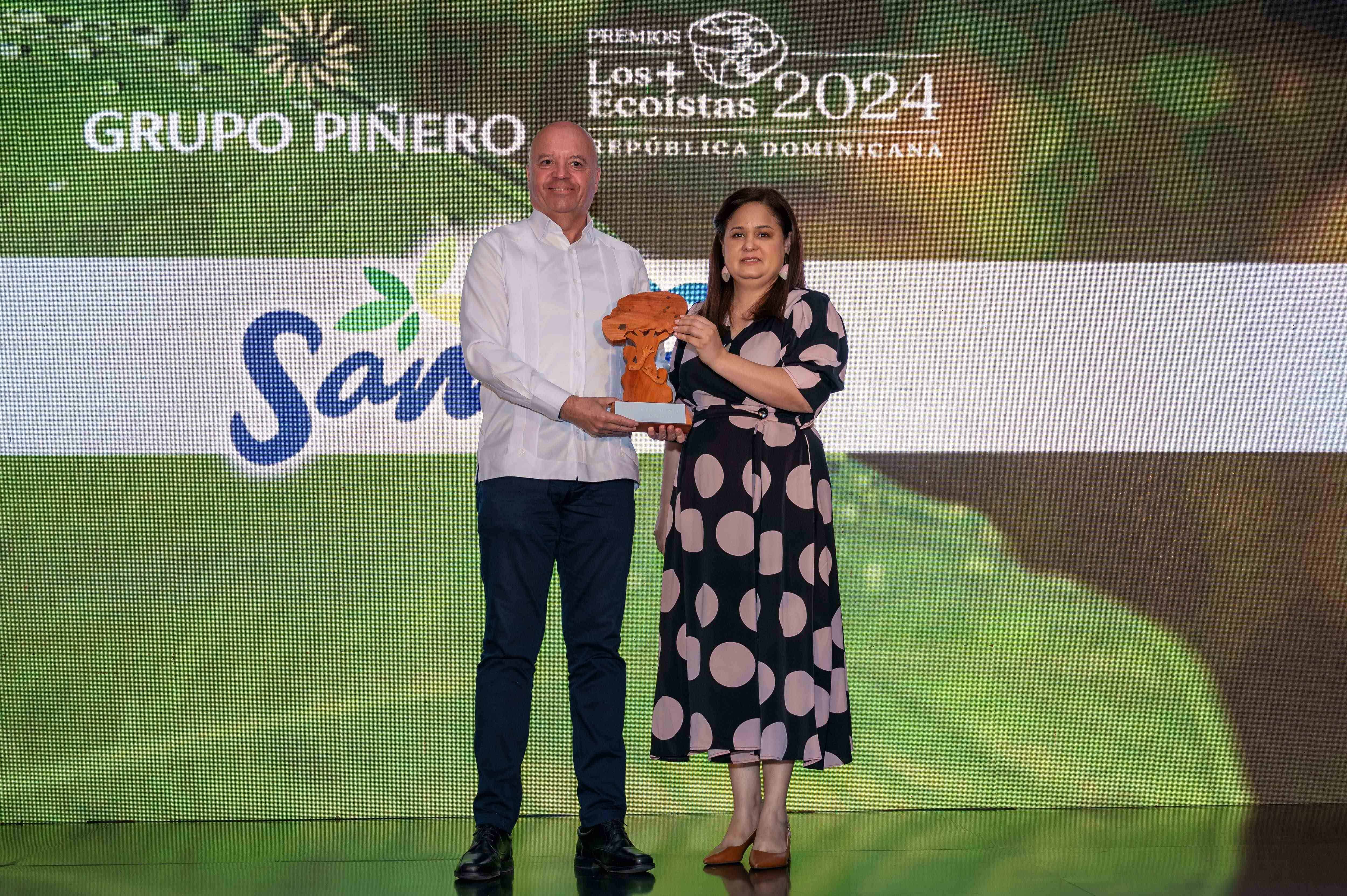 Jesús Durán, del Cluster Samaná, recibe el premio Los +Ecoístas República Dominicana.