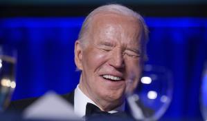 Biden quiere ganar votos provocando algunas risas a expensas de Trump