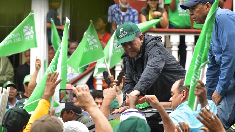 Leonel Fernández moviliza a sus simpatizantes en Santo Domingo Este