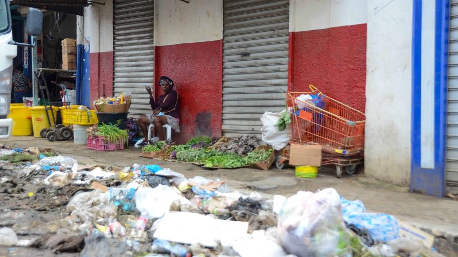 En el mercado de Santiago se ofertan productos hasta después de echarse a la basura