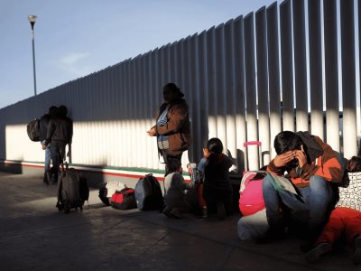 Biden y López Obrador ordenan reducir cruces fronterizos irregulares