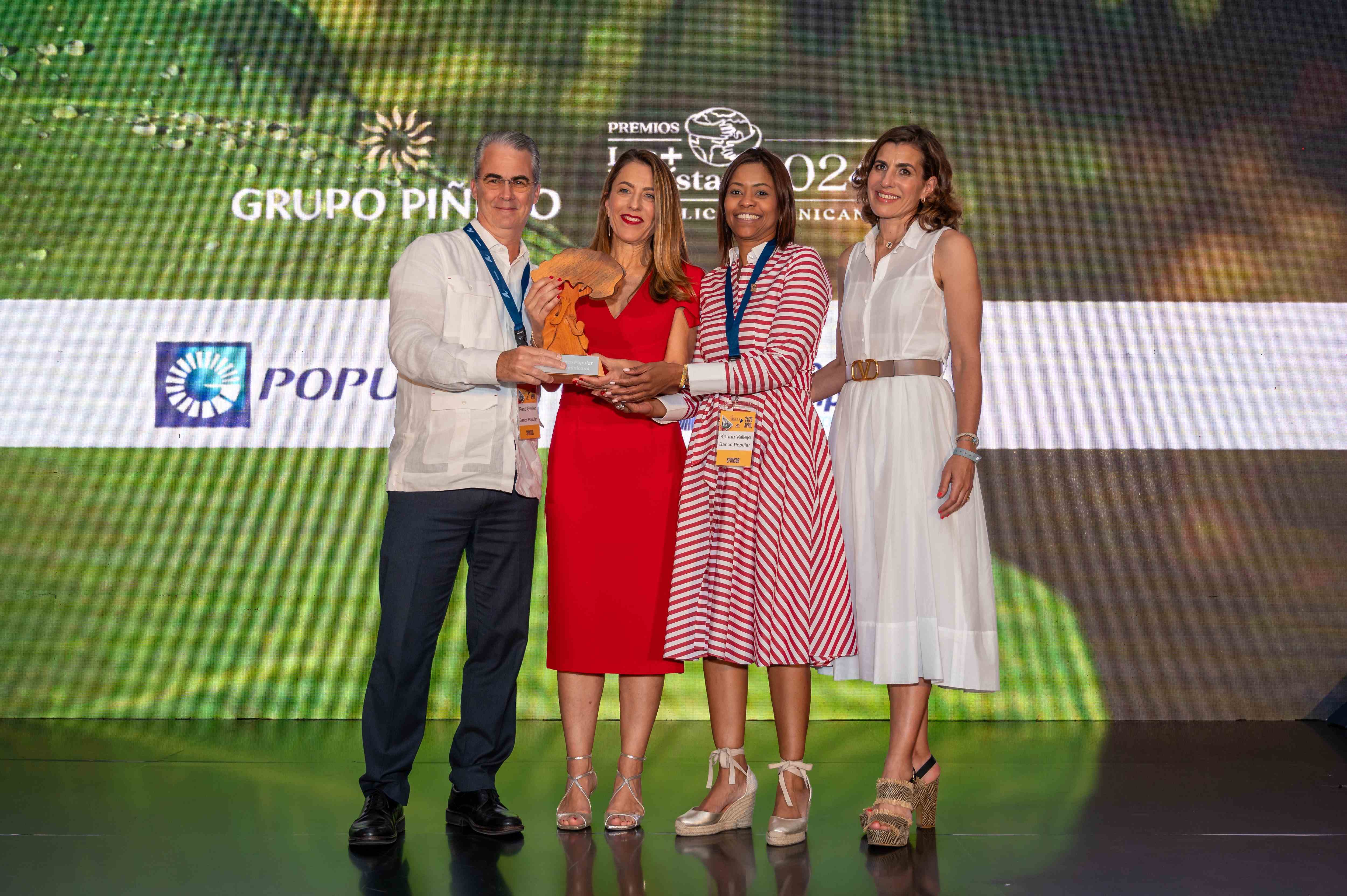 René Grullón, de Banco Popular, recibe el premio Los +Ecoístas República Dominicana de manos de Encarna e Isabel Piñero.