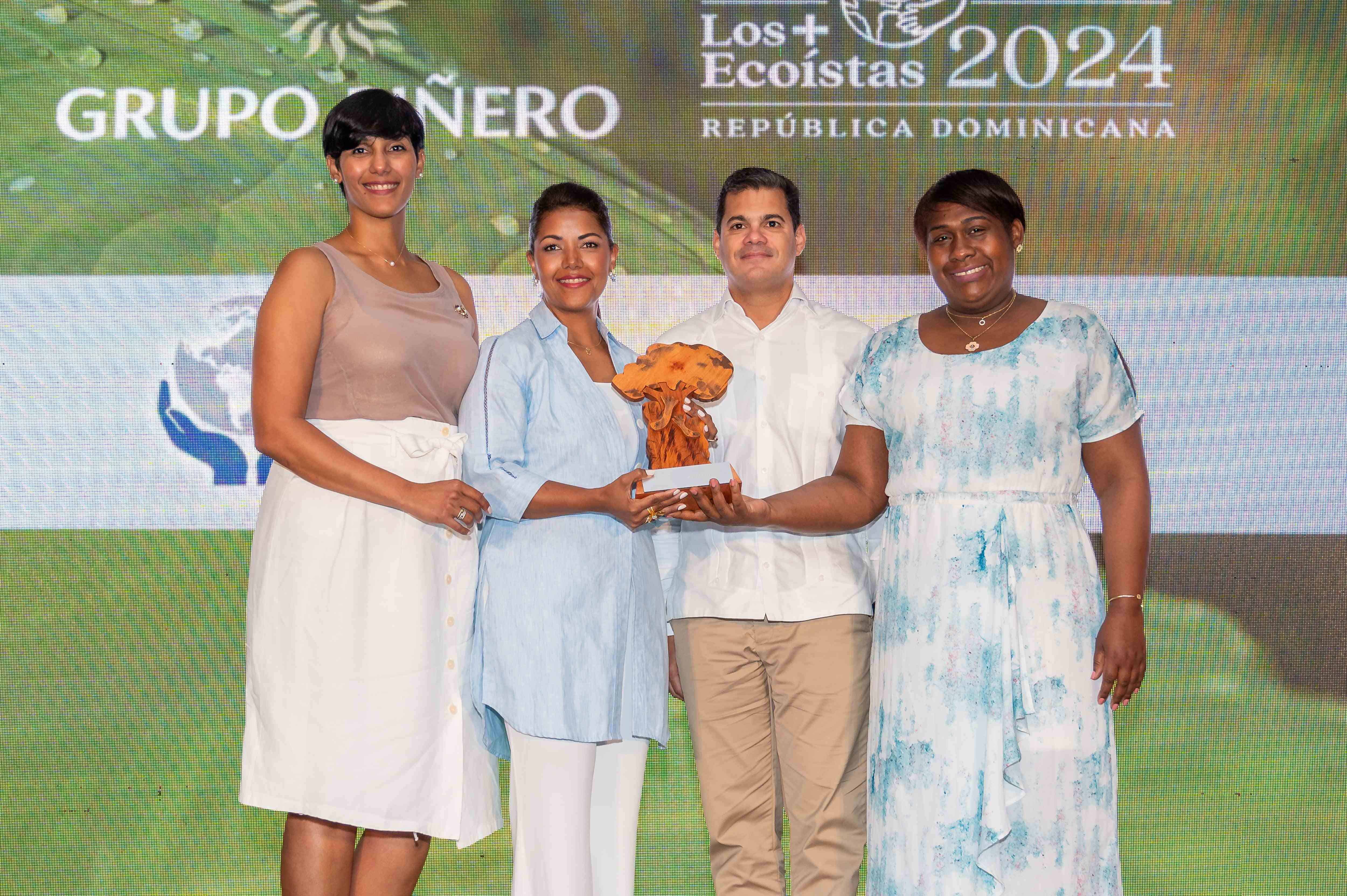 De Suplitur: Sugey Mercedes, Yikaury María y Paola D. Meza reciben el premio de manos de Davod Llibre.