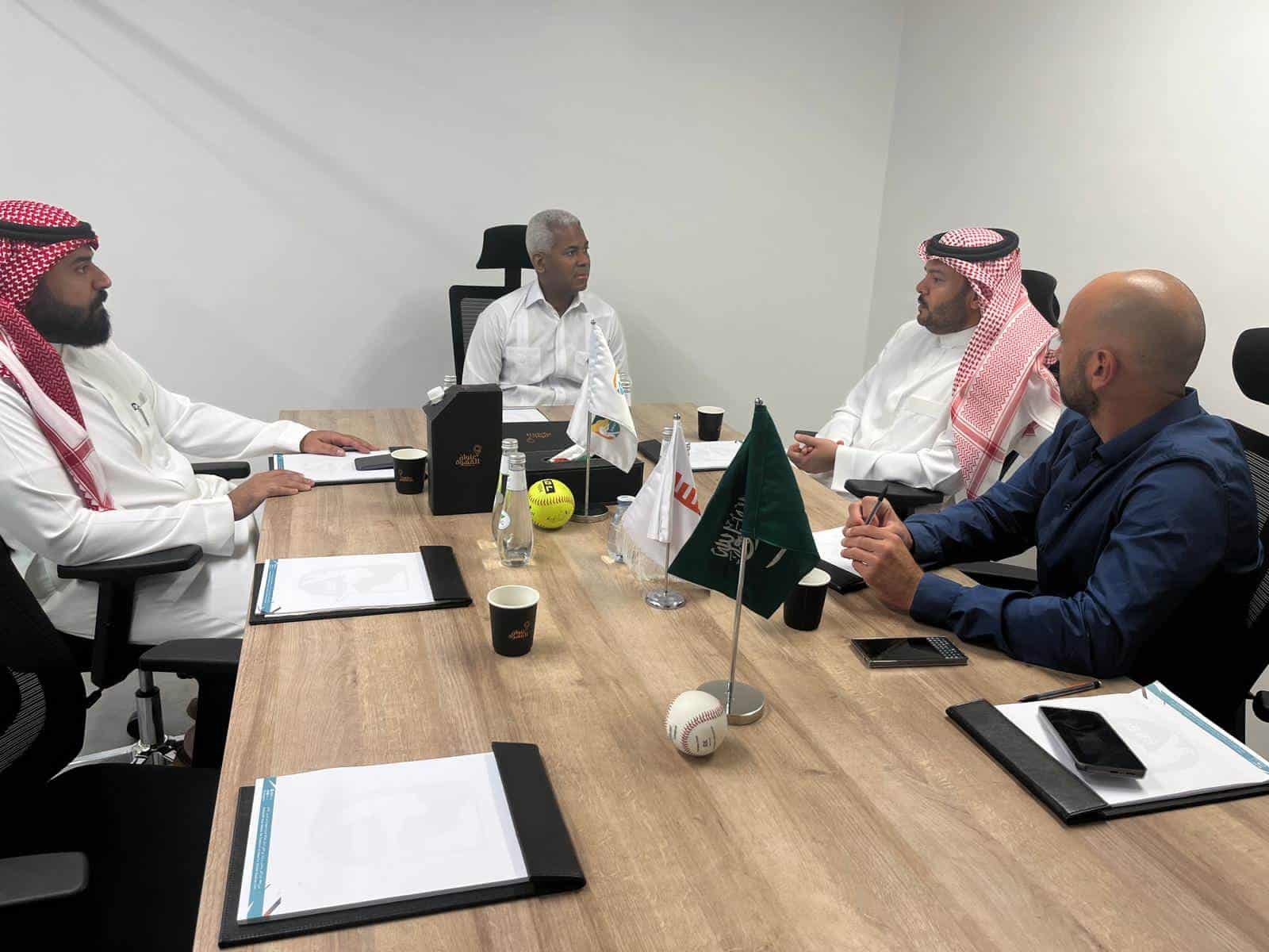 Andy Rodríguez Durán, al centro, junto a los directivos de la Federación de Béisbol y Softbol saudí.